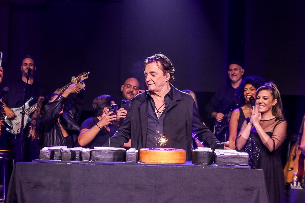 Fábio Jr. recebe a família no palco — Foto: Thiago Duran/BrazilNews