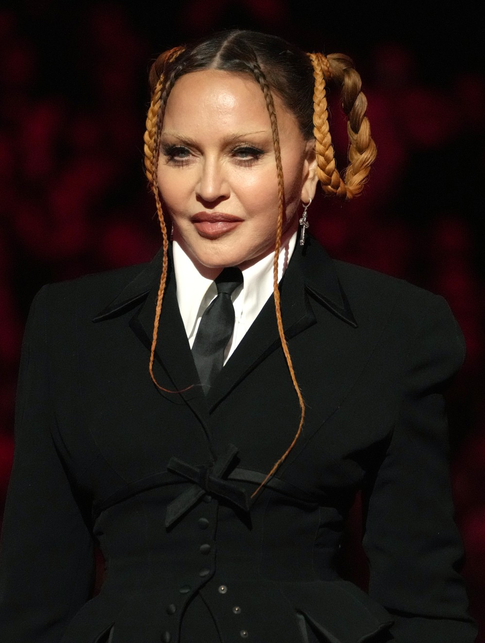 Madonna posta beijão em rapper após rebater críticas sobre seu rosto