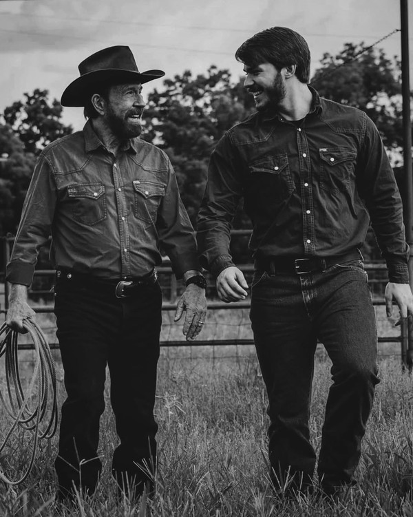 Chuck Norris com o filho Dakota Norris &mdash; Foto: Reprodu&ccedil;&atilde;o/Instagram