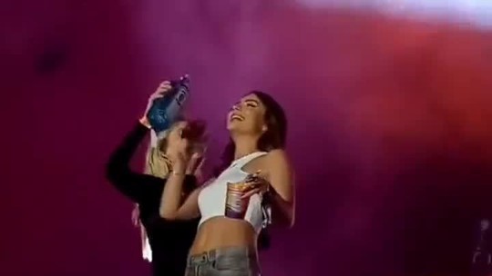 Luísa Sonza dá bebida na boca de Jade Picon em show de Ludmilla; vídeo