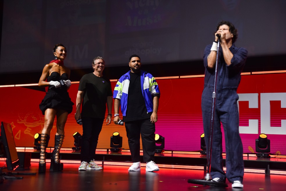 Na Arena Gshow da CCXP, Sabrina Sato, Boninho e Paulo Vieira veem performance de Paulo Ricardo cantando 'Vida Real', música de abertura do BBB — Foto: Leo Franco/AgNews