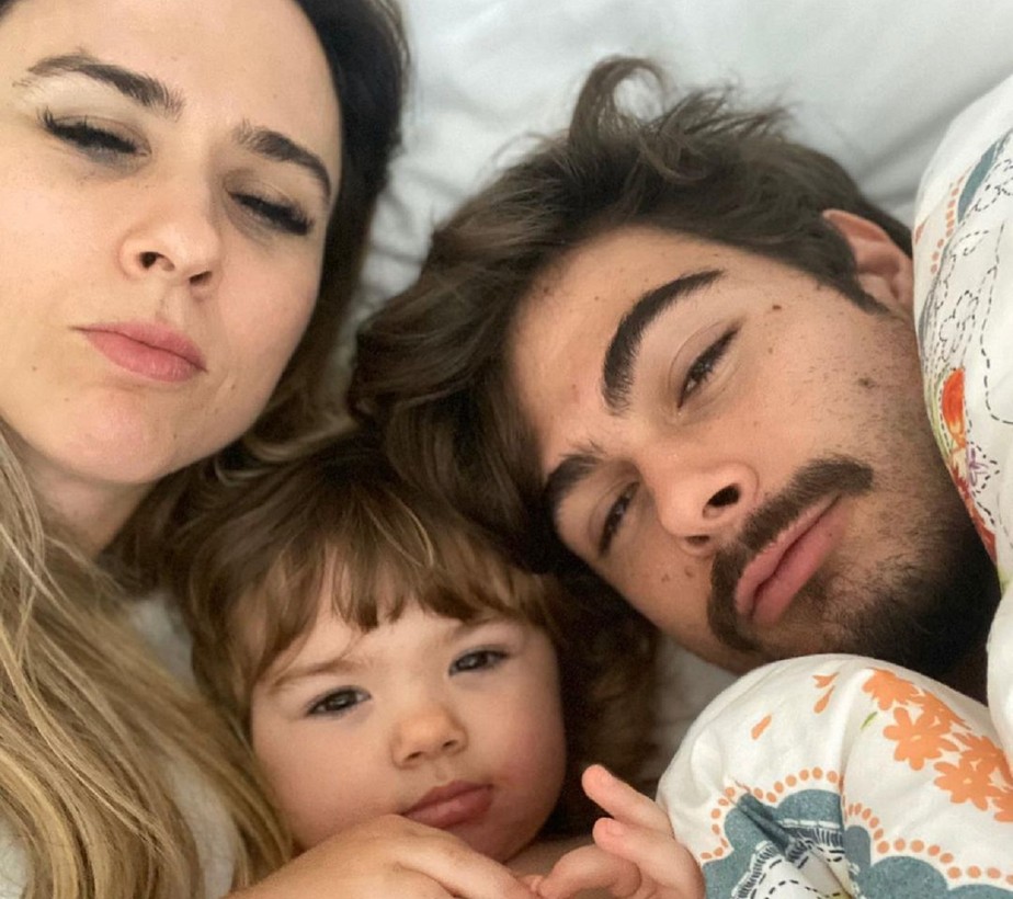 Rafa Vitti faz 27 anos e Tat&aacute; Werneck abre &aacute;lbum em fam&iacute;lia: 'Te amo muito'