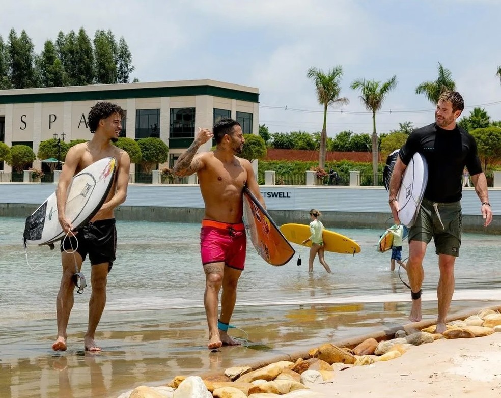 L7nnon, Ítalo Ferreira e Chris Hemsworth em dia de surfe em São Paulo — Foto: Reprodução/@boavistavillage