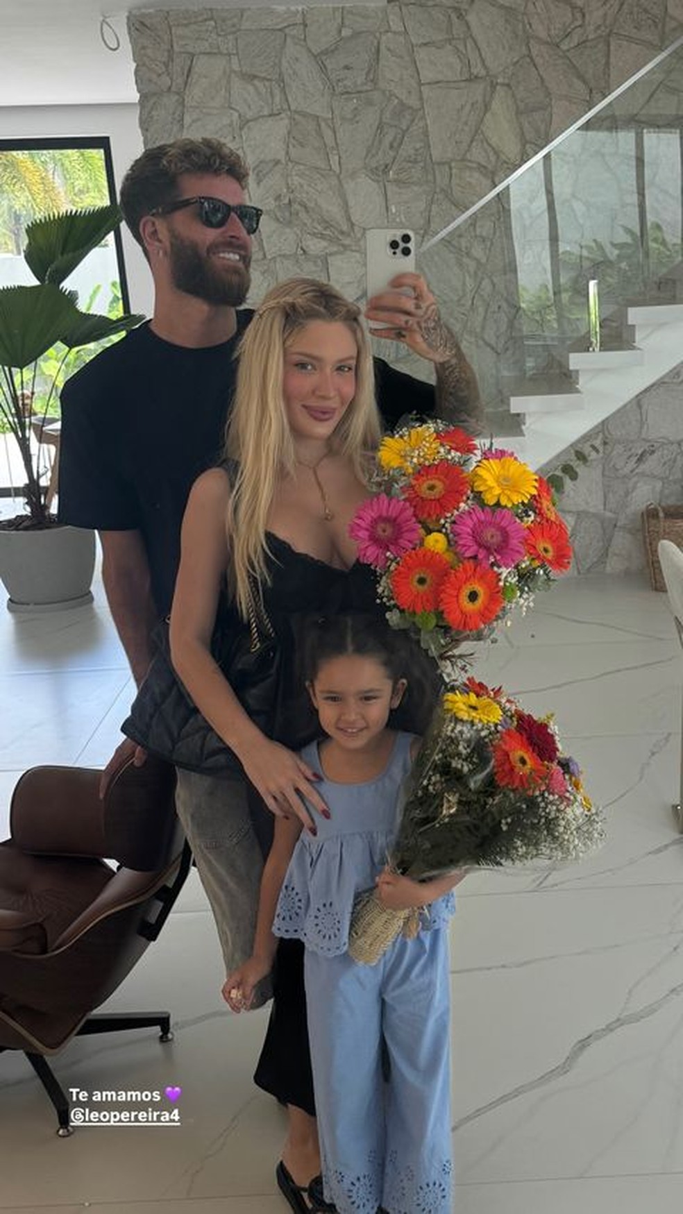 L&eacute;o Pereira, Karoline Lima e filha Helena &mdash; Foto: Reprodu&ccedil;&atilde;o/Instagram
