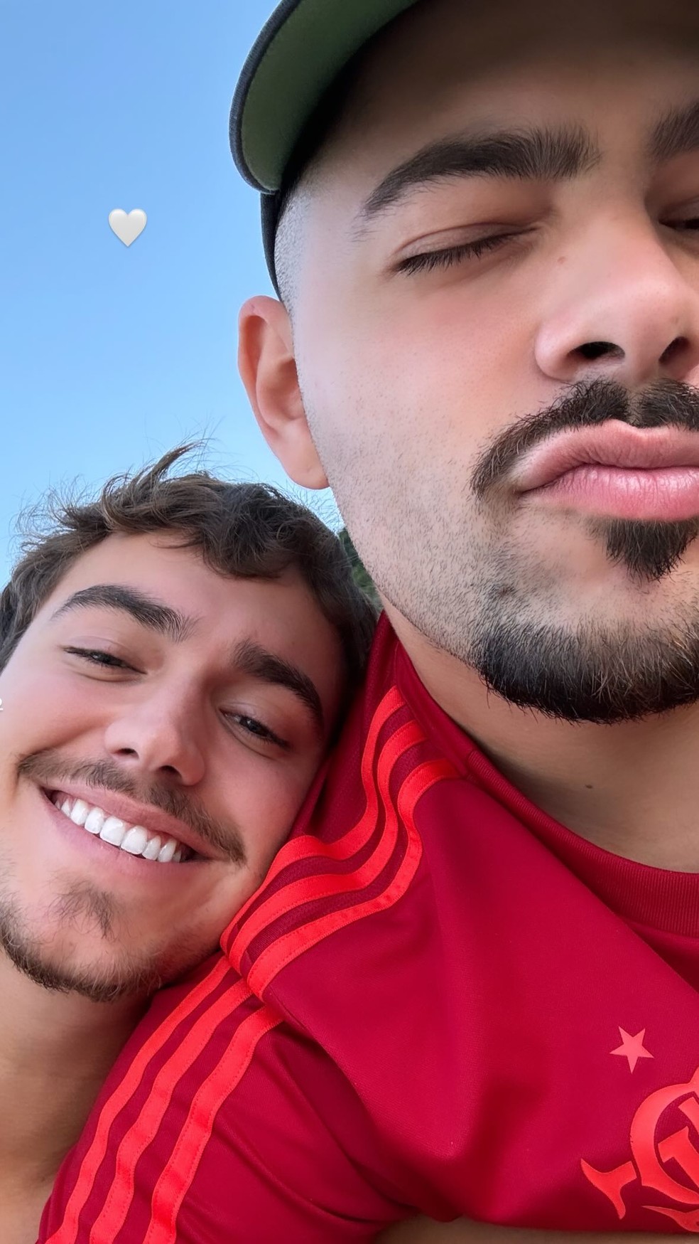 pedro-sampaio-aparece-em-foto-rom-ntica-ao-lado-do-namorado