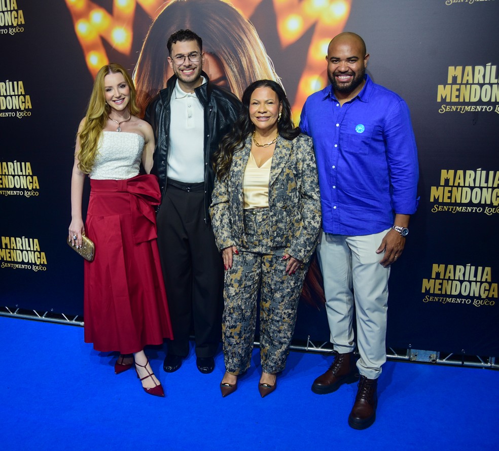 João Gustavo com a namorada, Iollanda Nunes, e Dona Ruth com o marido, Devyd Fabricio — Foto: Edu Araujo/Agnews