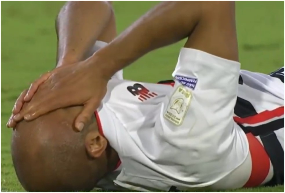 Lucas Moura se lesinou em partida entre São Paulo e Bahia — Foto: Reprodução/Globo