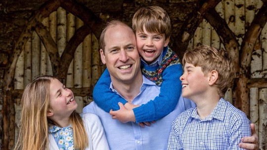Família Real divulga foto inédita de príncipe William com os três filhos para celebrar Dia dos Pais