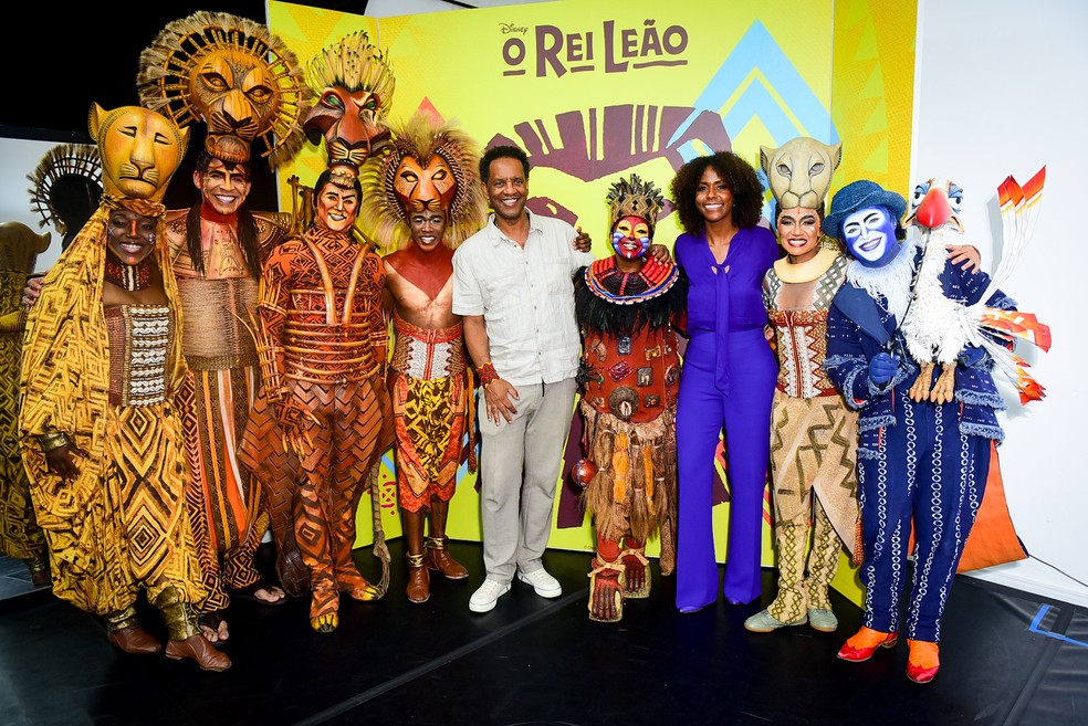 Maju Coutinho foi com a família ao teatro — Foto: Andy Santana / Brazil News