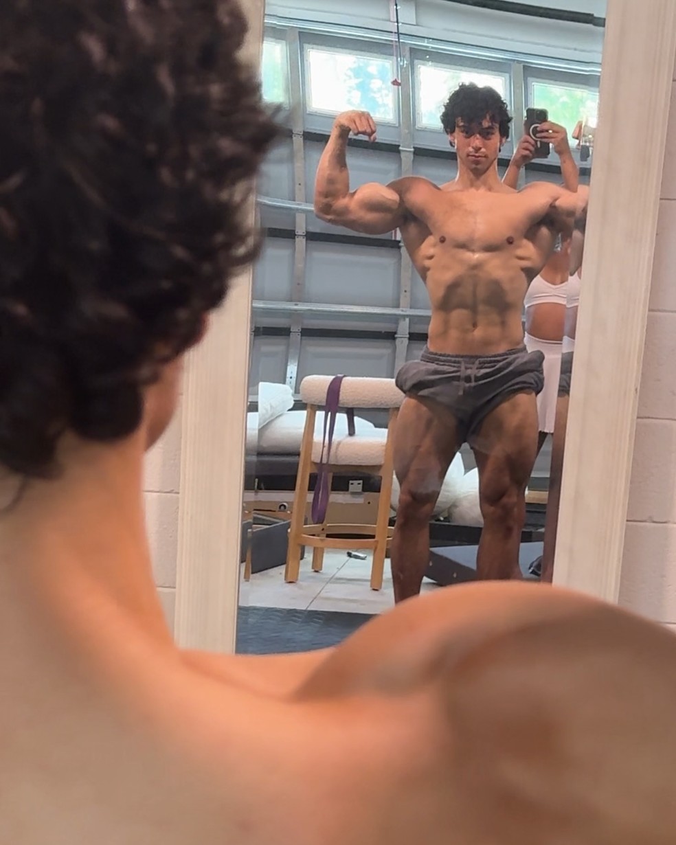 Filho de Carla Perez e Xanddy impressiona ao mostrar costas musculosas