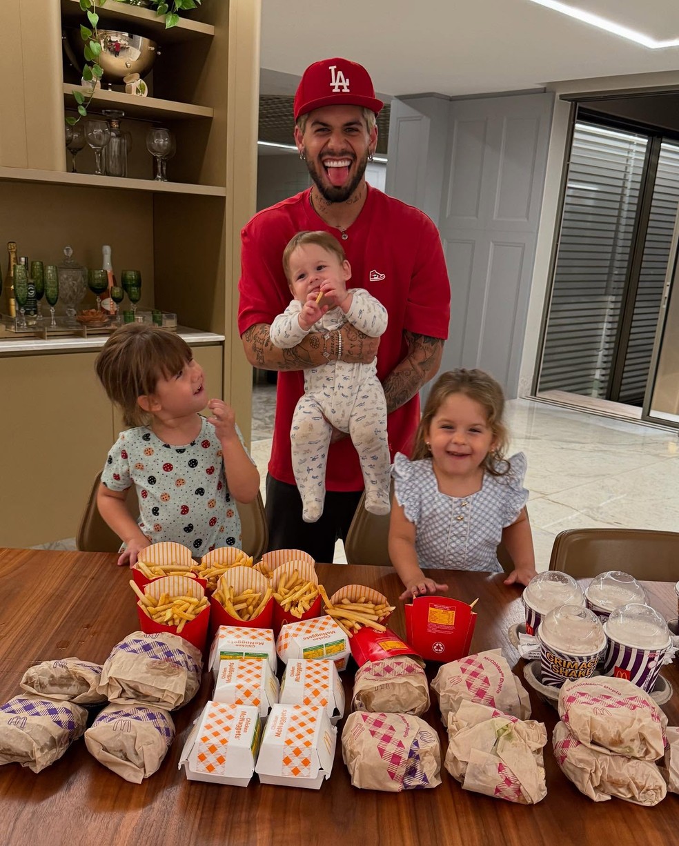 Zé Felipe com os filhos — Foto: Reprodução/Instagram