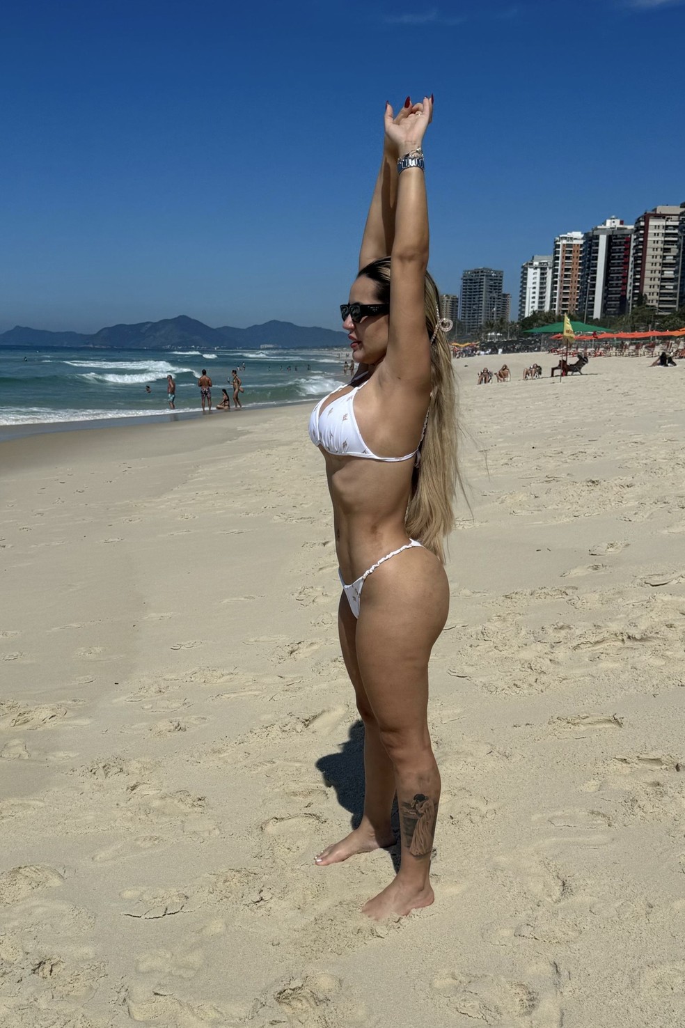Deolane Bezerra posa com macacão rendado e exibe novas curvas: 'Perfeita  demais