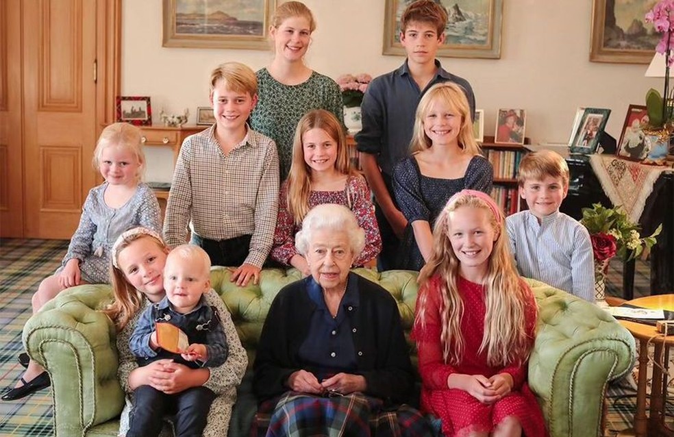 Rainha Elizabeth II recebe homenagem de Kate e William, um ano após sua morte — Foto: Reprodução/ Instagram
