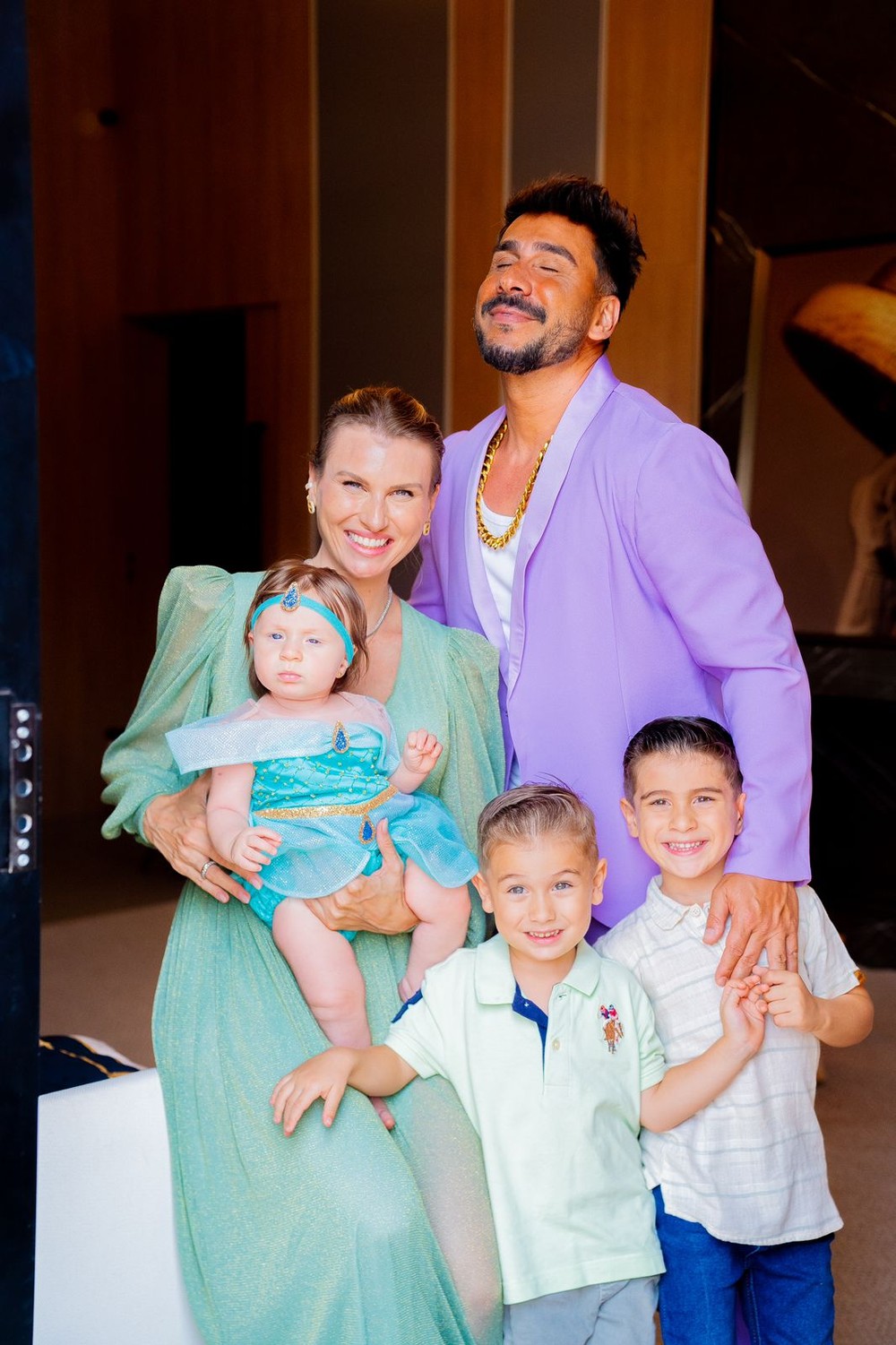 Julio Rocha e família celebram 6 meses da caçula, e web cita semelhança ...