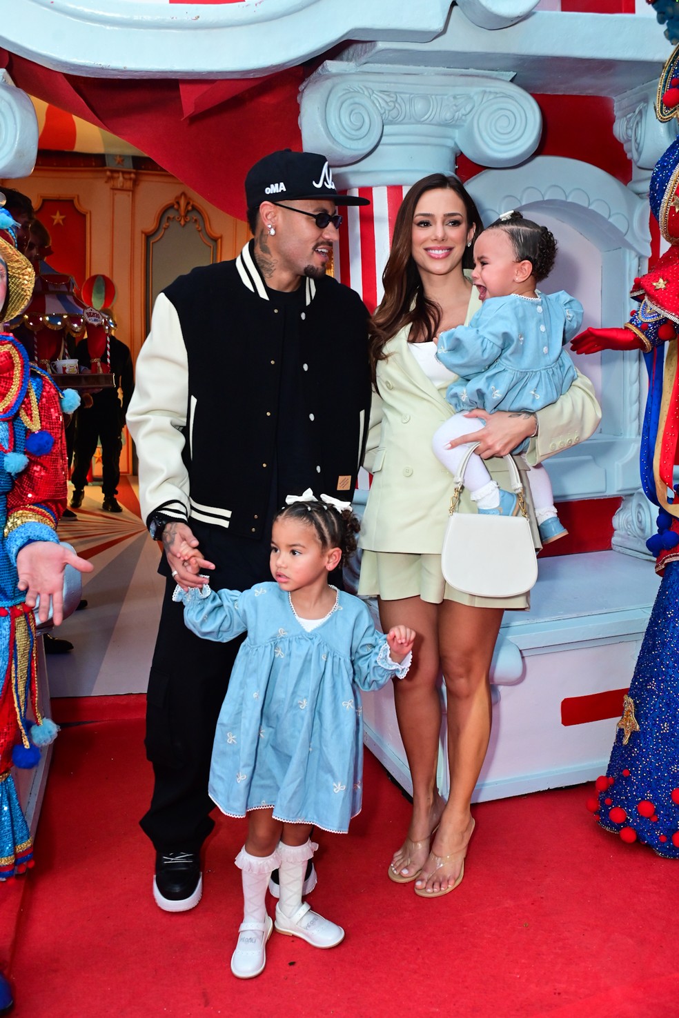 Neymar e Bruna Biancardi com Mavie e Mel — Foto: Leo Franco / AgNews