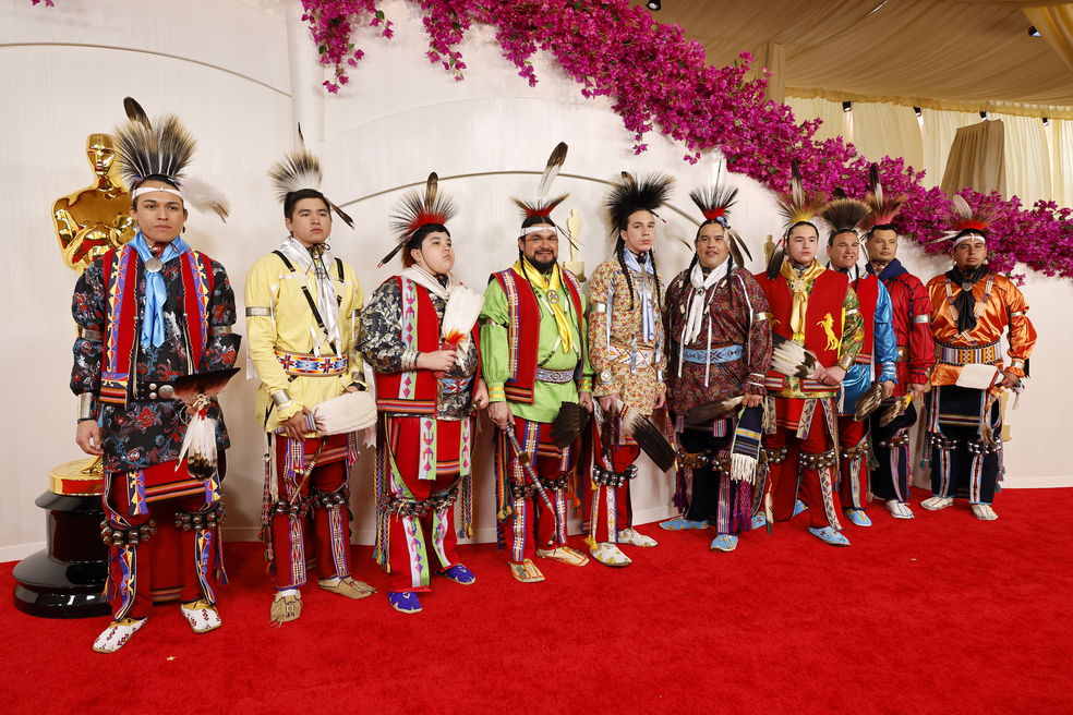 Osage Singers and Dancers, em roupas tradicionais: eles estão indicados ao Oscar Melhor Canção Original — Foto: Getty Images