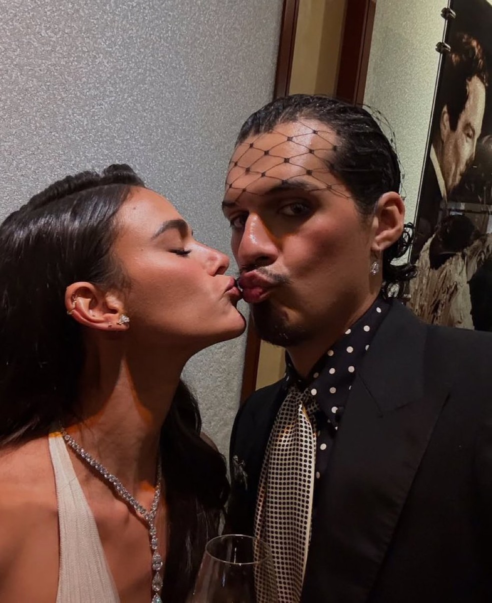 Foto de Bruna Marquezine quase beijando Omar Apollo — Foto: Reprodução/X