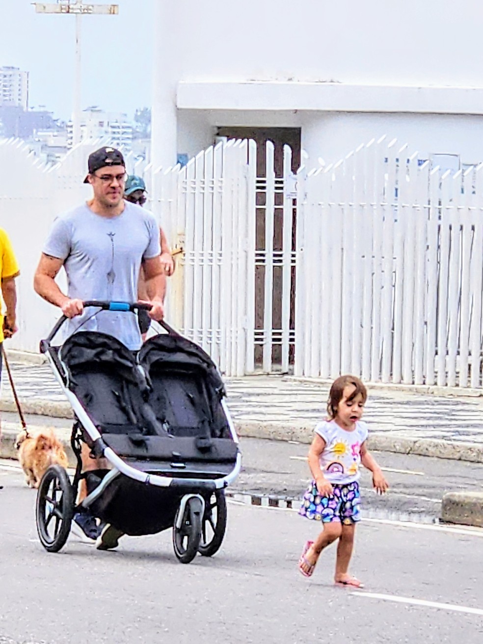 Joaquim Lopes curte passeio em família no Rio — Foto: Dan Delmiro/AgNews