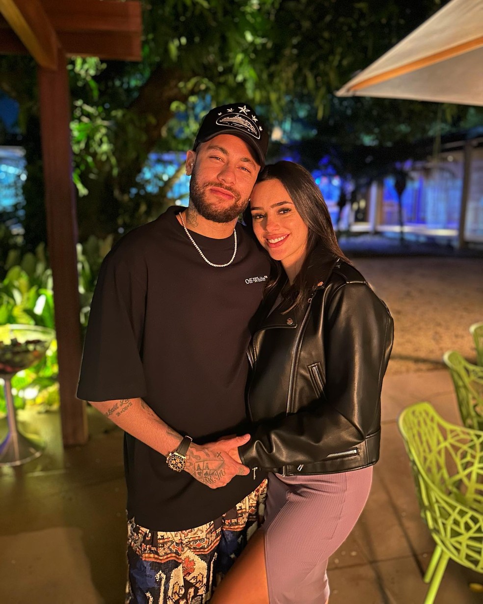 Neymar finaliza Dia dos Namorados coladinho em Bruna Biancardi