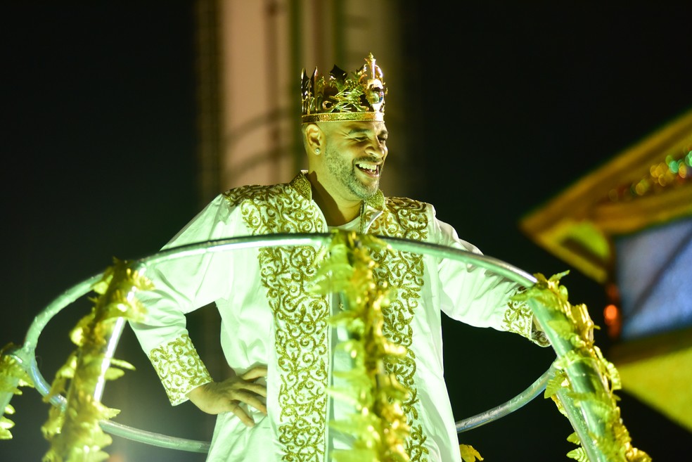 Adriano Imperador usa coroa de ouro e esmeralda de 7 quilates que vale ...