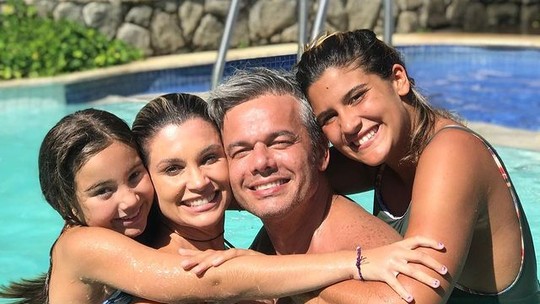 Otaviano Costa celebra Dia do Abraço ao lado da família: 'Cabe tudo'