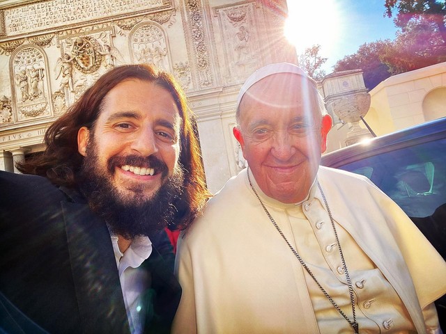 Jonathan Roumie, o Jesus de 'The Chosen', é baterista e já teve ...