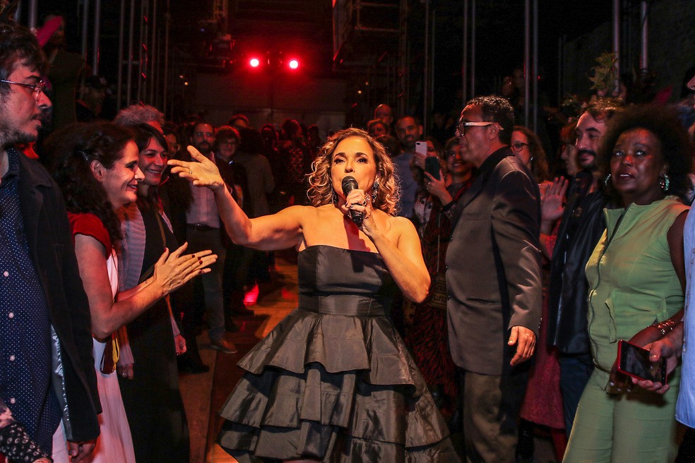 Daniela Mercury canta no casamento de Zé Celso com Marcelo Drummond — Foto: Thiago Duran/BrazilNews