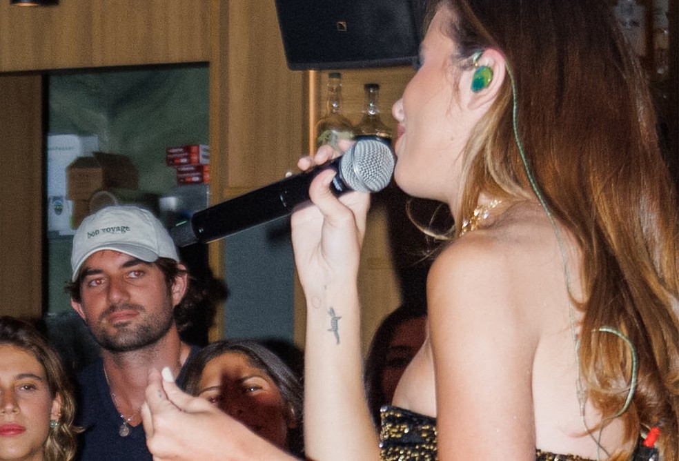Recém-casados, Conor Kennedy tieta Giulia Be em show — Foto: Clayton Felizardo/Brazilnews