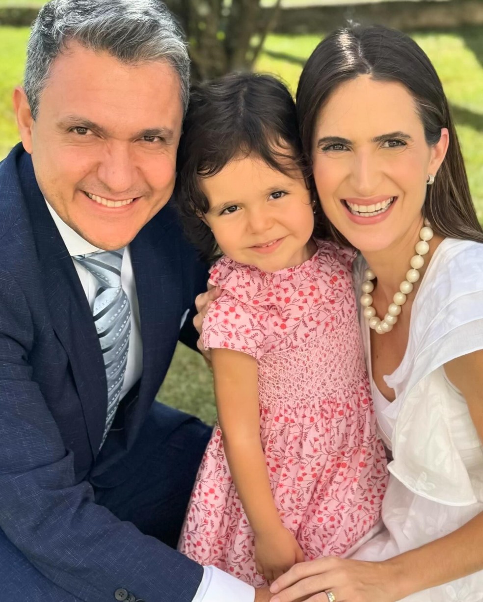 Maju Mendonça e Arthur Luis Cardoso com a filha, Lulu — Foto: Reprodução/Instagram