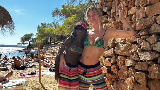 Giovanna Ewbank combina look com Títi em álbum de fotos de viagem a Ibiza