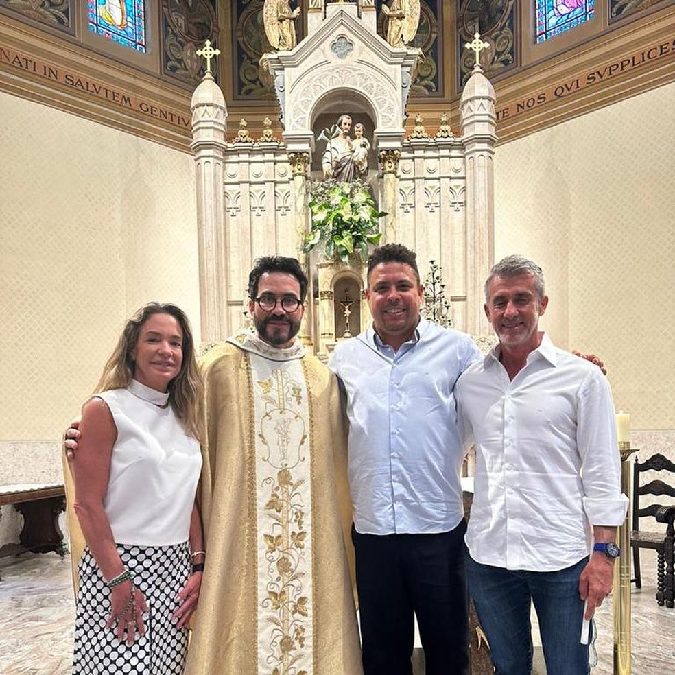 Ronaldo é batizado na Igreja Católica, por Pe. Fábio de Melo — Foto: Reprodução/Instagram
