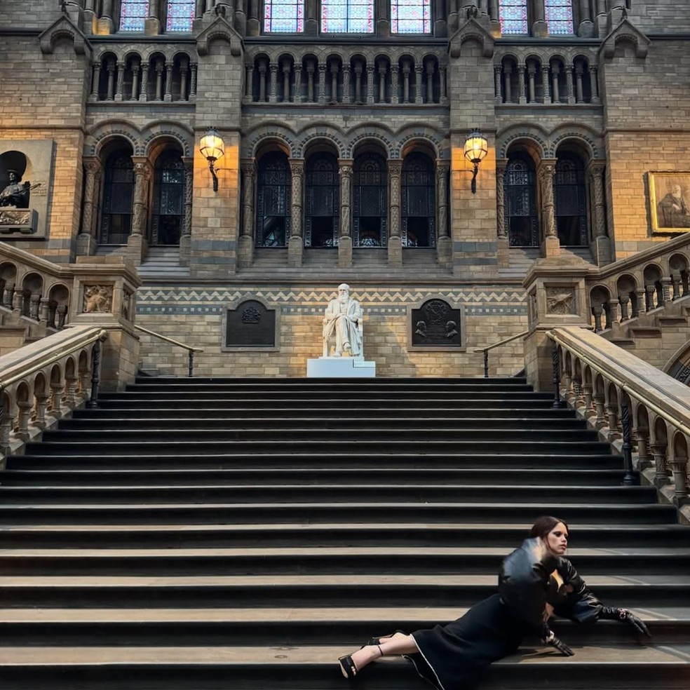 Jenna Ortega mostra ensaio fotogr&aacute;fico conceitual no Museu de Hist&oacute;ria Natural de Londres &mdash; Foto: Reprodu&ccedil;&atilde;o/ Instagram
