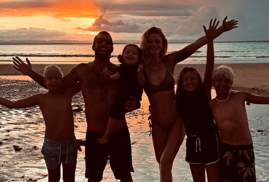 Pedro Scooby curte dia de praia com Cintia Dicker e os filhos na Bahia
