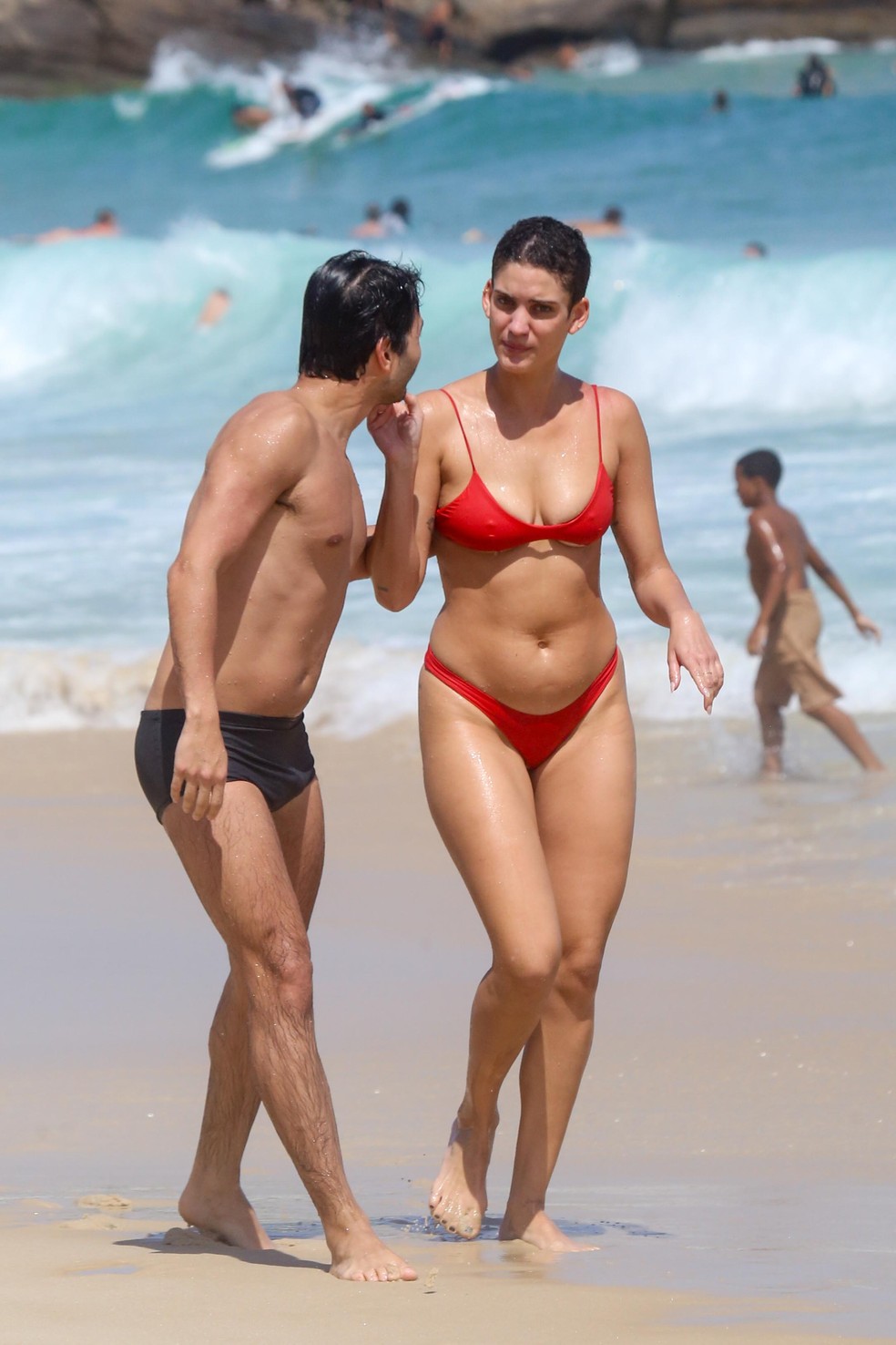 Laura Fernandez aproveita praia com amigo no Rio e acena para fotógrafo — Foto: JC PEREIRA/ AGNEWS