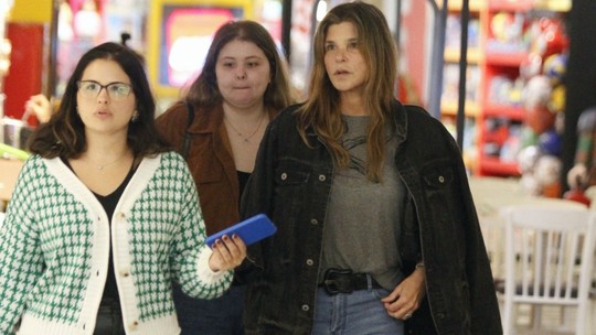Cristiana Oliveira faz rara aparição com as filhas e o neto em shopping no Rio