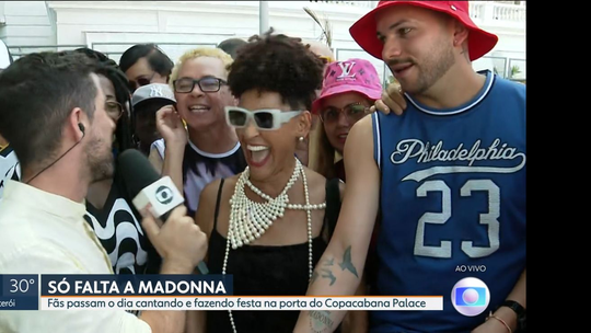 Veralinda, mãe de Sheron Menezzes, se diverte com fãs de Madonna em frente a hotel: 'xxx'
