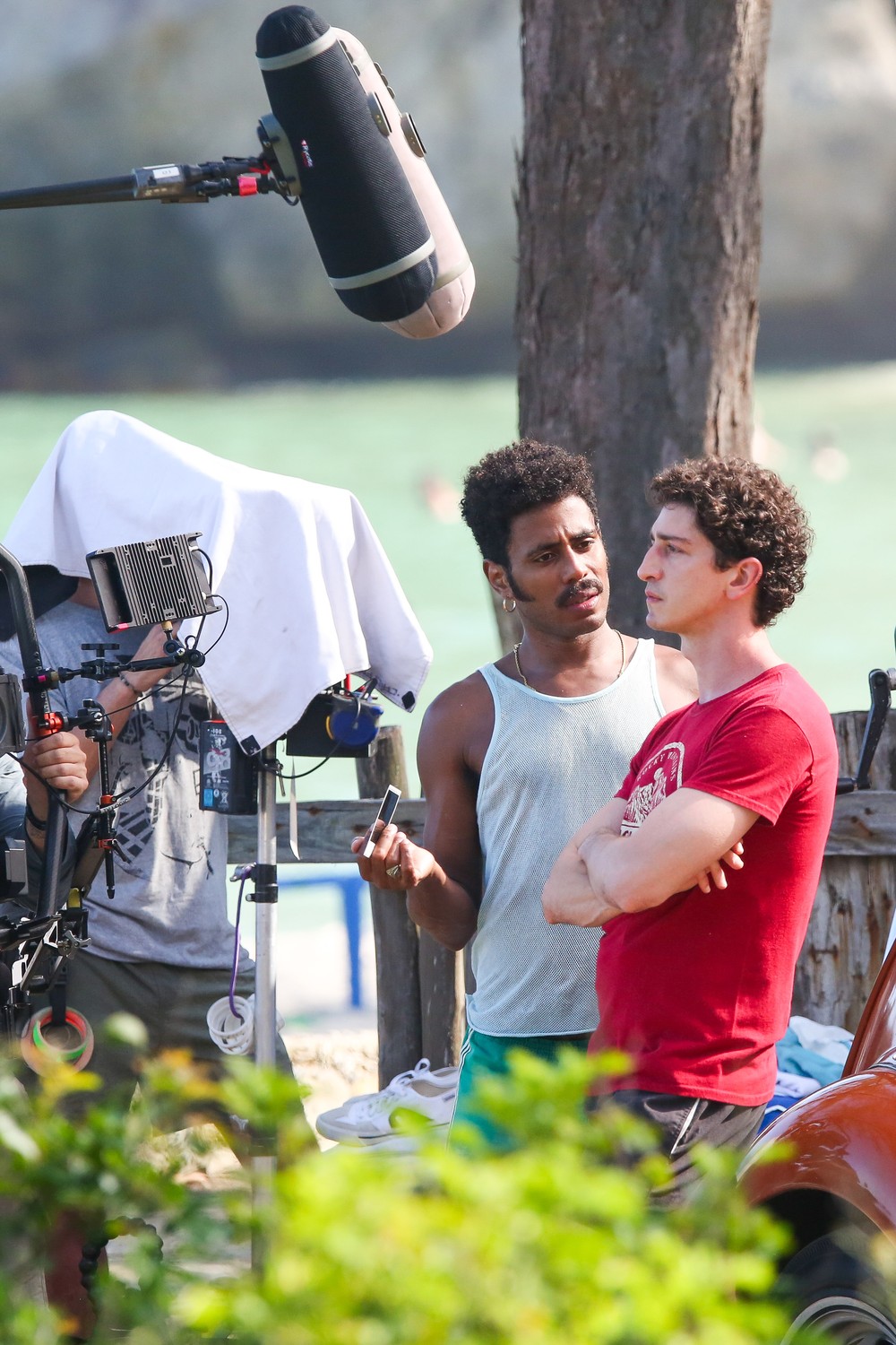 Ícaro Silva e Johnny Massaro trocam beijos em gravação no Rio; fotos