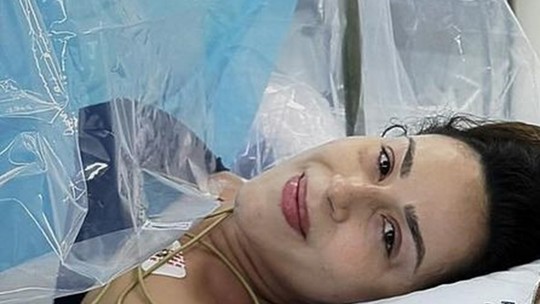 Um dos gêmeos de Nadja Hadad morre duas semanas após o nascimento