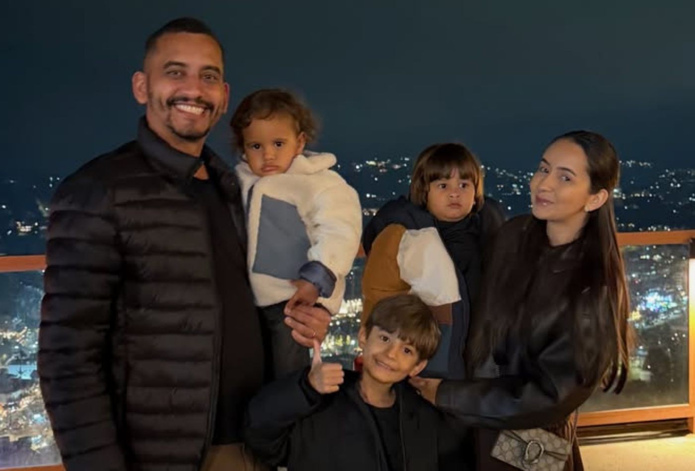 Marido de influenciadora que morreu aos 33 anos faz malas e sai do apartamento com os filhos: 