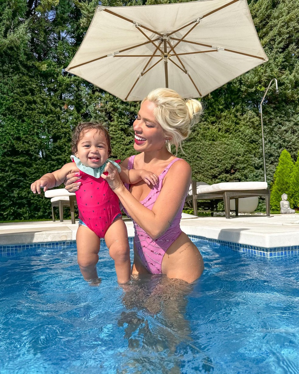 Karoline Lima na piscina com a filha, Cecilia — Foto: Reprodução/Instagram