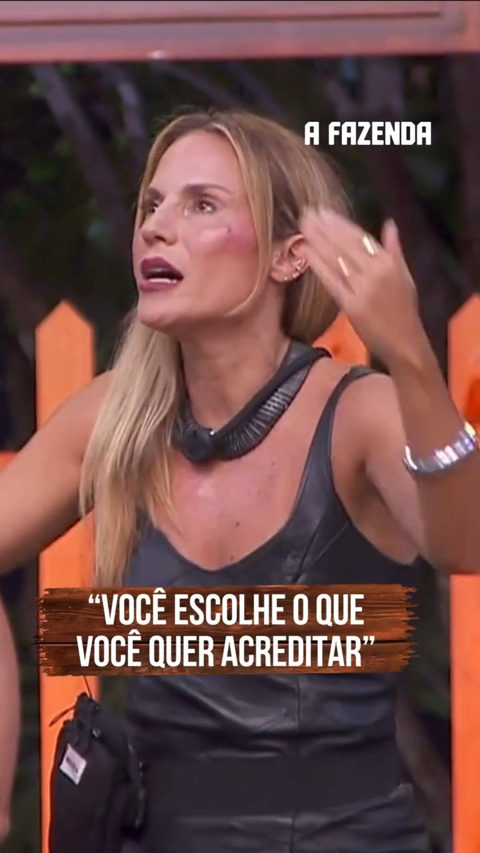 Maíra Charken se irrita com Darlin Ferrattry em 'A Fazenda' — Foto: TV Record
