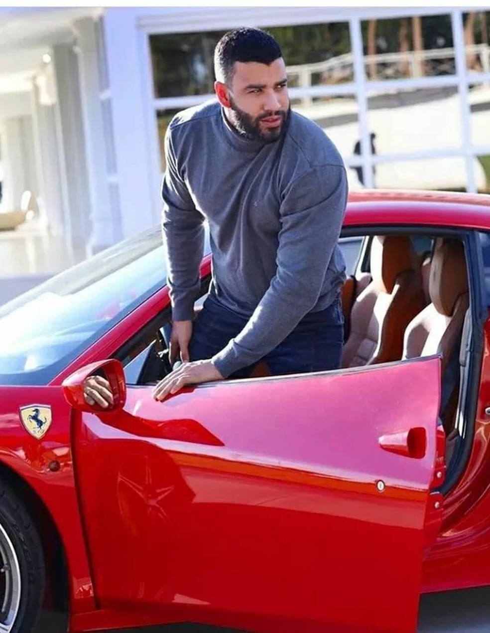 Gusttavo Lima e a sua Ferrari FF  Foto: Reproduo/Instagram