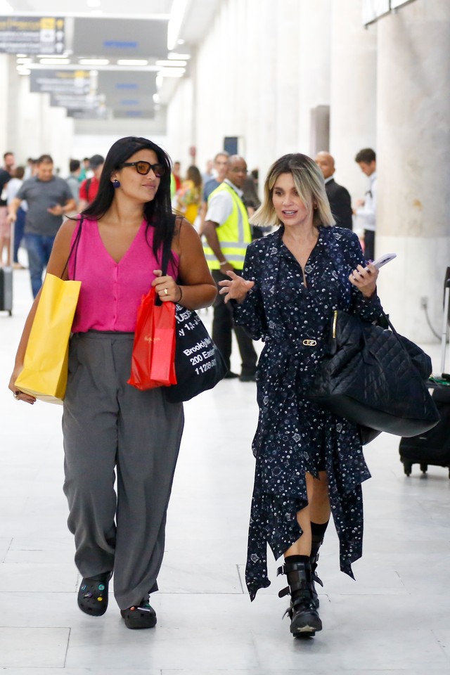 Giulia Costa usa peça polêmica ao desembarcar em aeroporto com Flávia