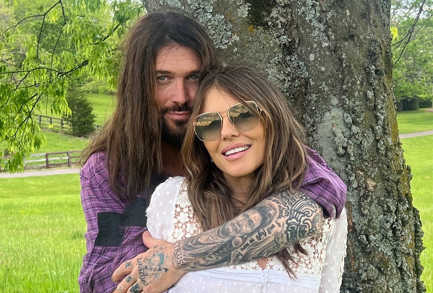 Elizabeth Hurley confirma romance com Billy Ray Cyrus
