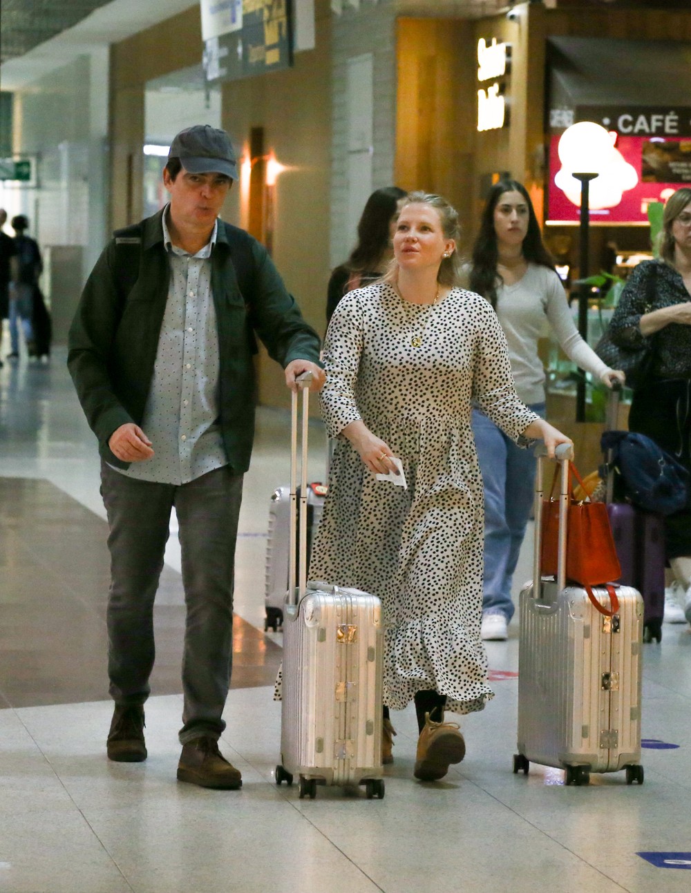 Samuel Rosa faz rara aparição com esposa em aeroporto no Rio de Janeiro ...