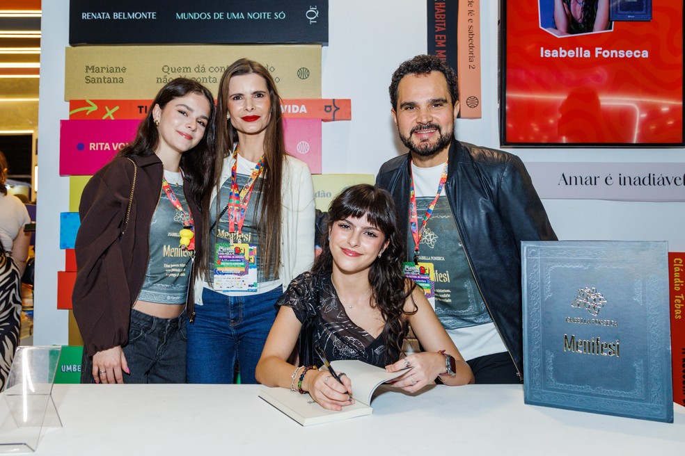 Isabella Fonseca autografa livro e é prestigiada pela irmã gêmea, Helena, e pelos pais, Flávia Fonseca e Luciano Camargo — Foto: Divulgação/Caldi Comunicação