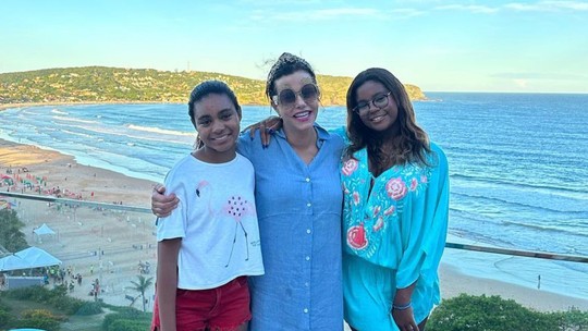 Narcisa Tamborindeguy e filhas de Glória Maria curtem dia de praia 