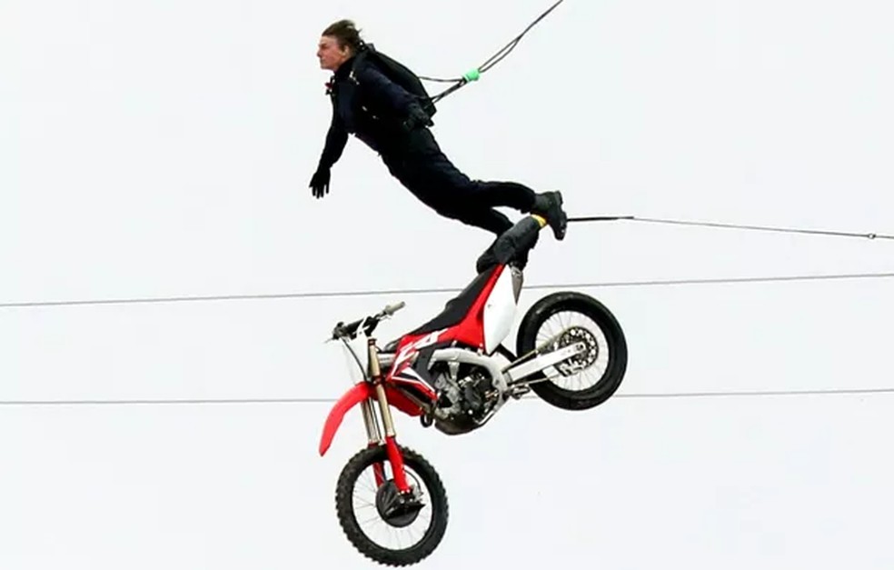 Tom Cruise salta de quase 50 metros em gravações de 'Missão: Impossível - Acerto de Contas Parte I' — Foto: The Grosby Group