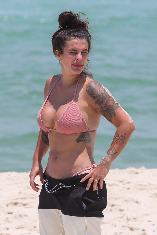 Bárbara Labres usa biquíni de lacinho para curtir dia de sol no Rio