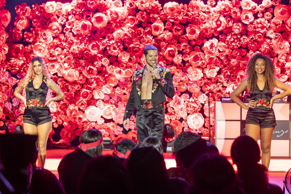 Azzy (esq) em cena com Jos Loreto e Sheron Menezzes em 'Vai na F'  Foto: Globo/Joo Miguel Jnior